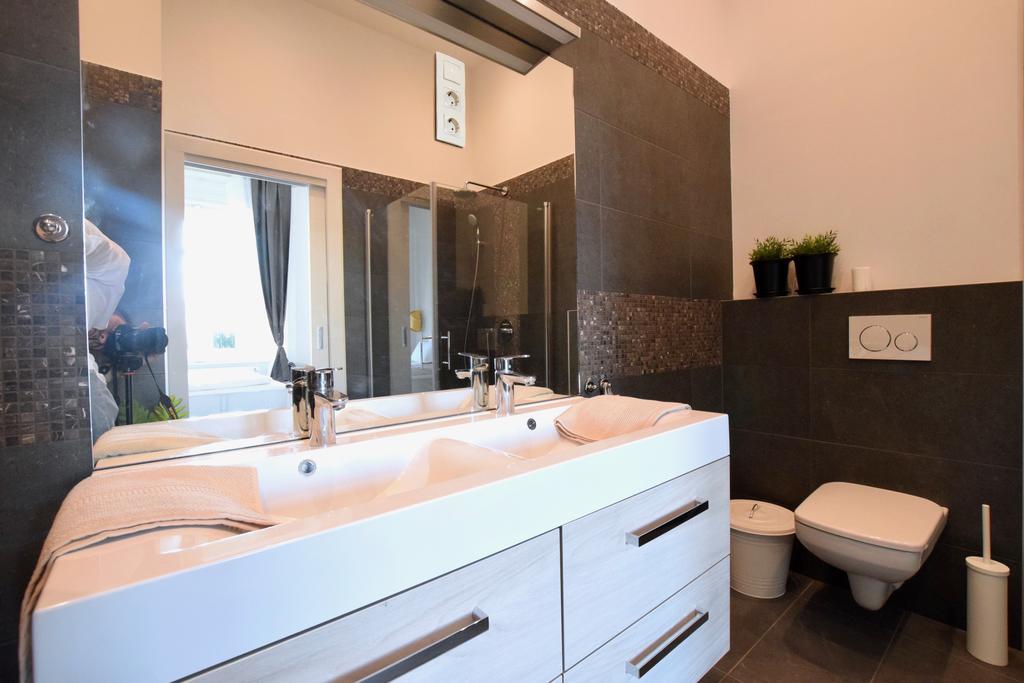 Luxury Apartment By Hi5 - Kiraly Street Suite Budapest Luaran gambar