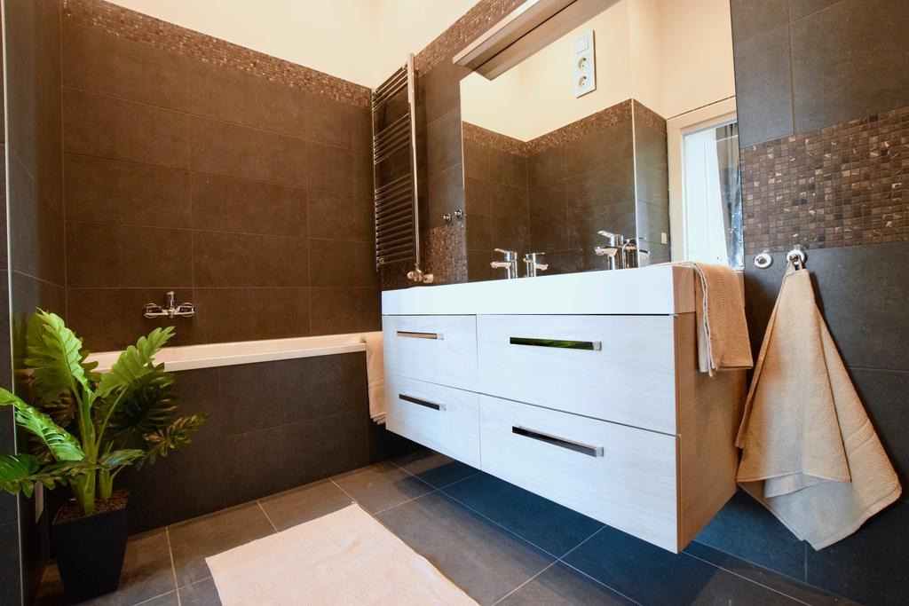 Luxury Apartment By Hi5 - Kiraly Street Suite Budapest Luaran gambar