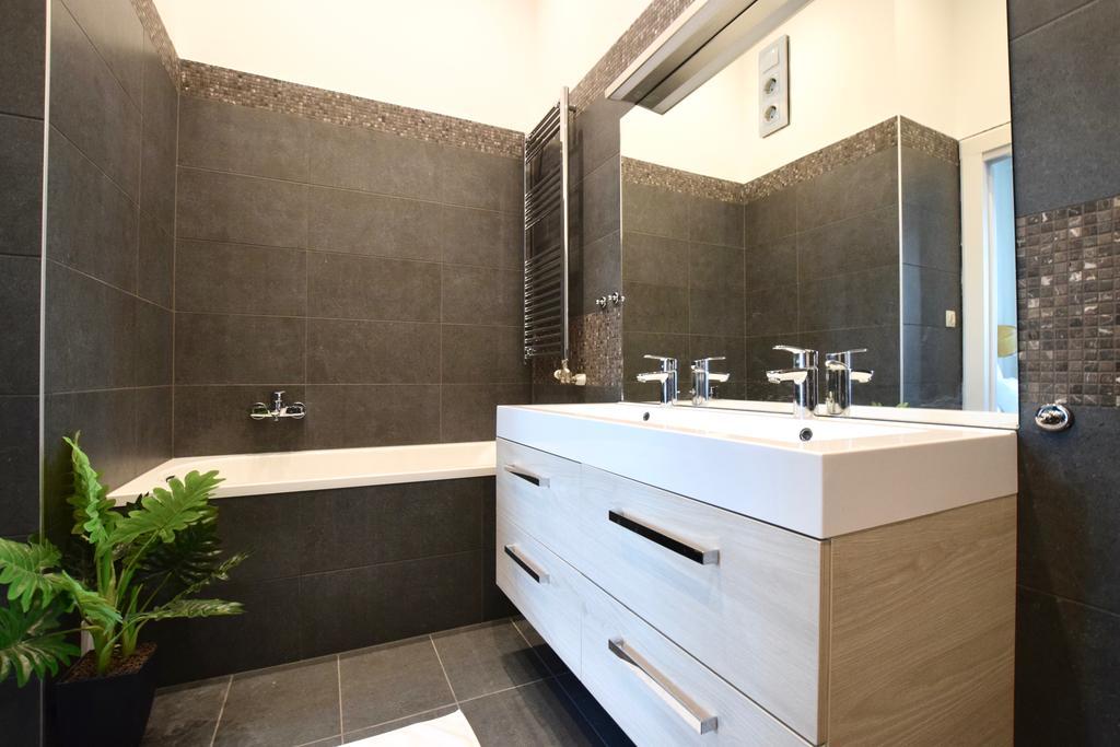 Luxury Apartment By Hi5 - Kiraly Street Suite Budapest Luaran gambar