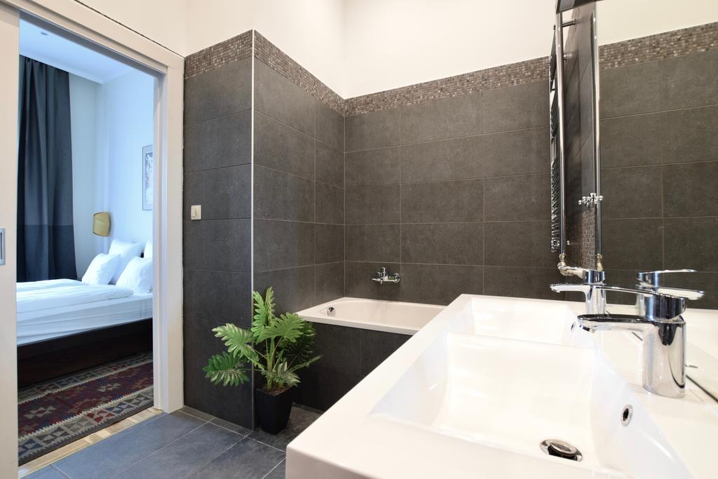 Luxury Apartment By Hi5 - Kiraly Street Suite Budapest Luaran gambar