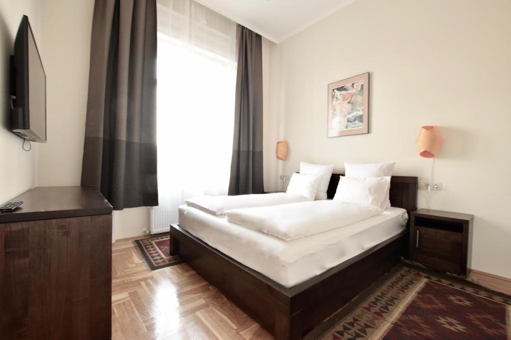 Luxury Apartment By Hi5 - Kiraly Street Suite Budapest Luaran gambar
